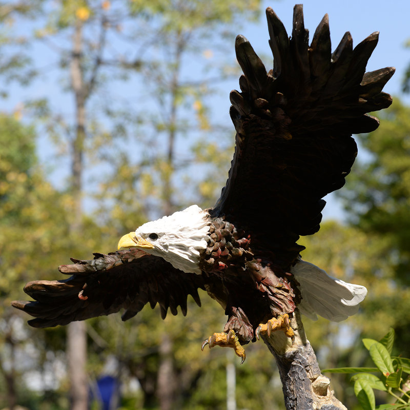 Statue d'aigle en plein essor