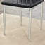 Ensemble de table et de chaises. Une table de salle à manger rectangulaire comprend un plateau en verre trempé et un support en panneau de fibres à densité moyenne blanc élégant.