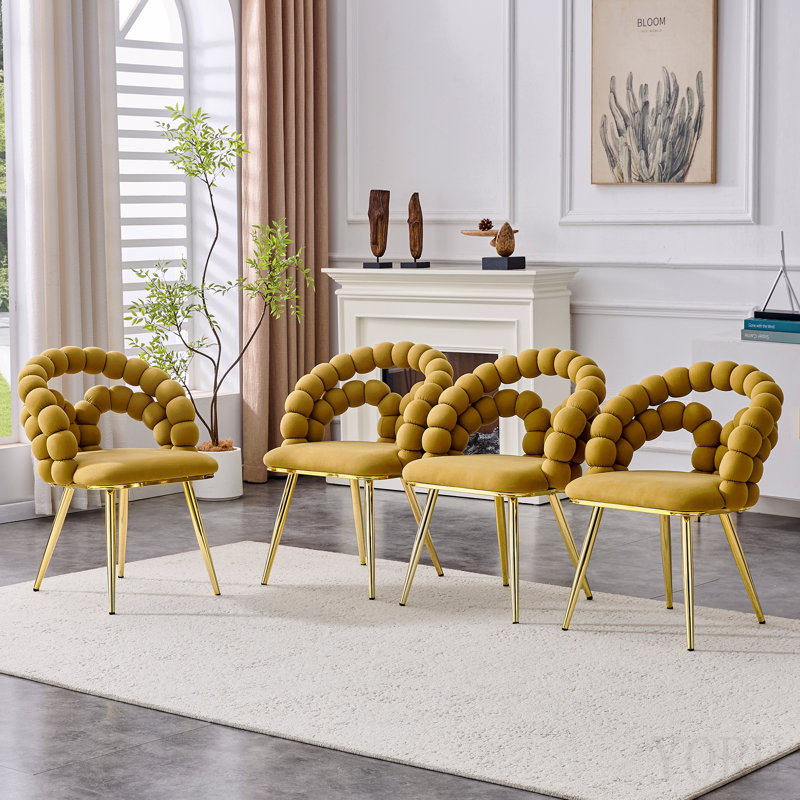 Ensemble de quatre chaises d'appoint en velours jaune et or