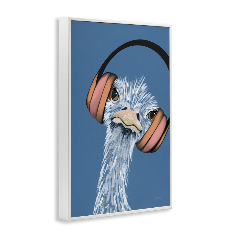 Autruche avec un casque, estampe numérique encadrée par Yvette St. Amant, Giclée encadrée blanc bord de mer
