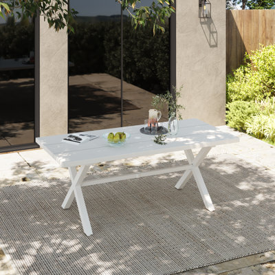 Table de salle à manger d'extérieur en aluminium avec trou pour parasol