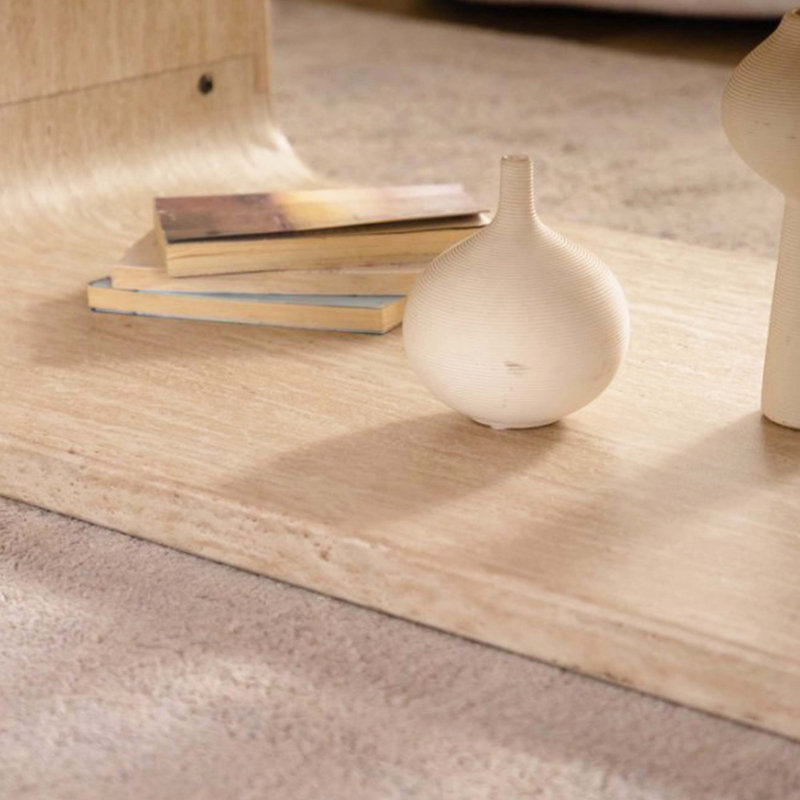 Table basse moderne à structure ouverte en bois courbé avec rangement ouvert pour les salons contemporains, Amber