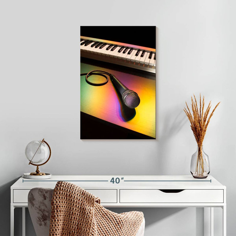 Microphone et piano, H 24 po x l 16 po