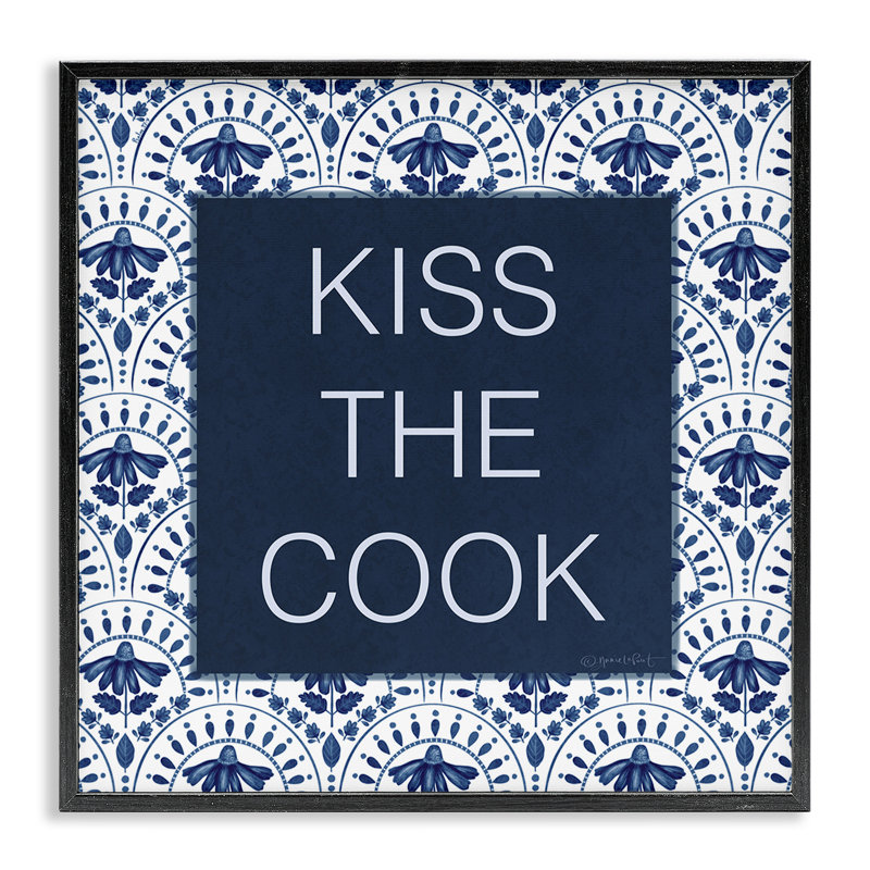 «Kiss The Cook Blue Florals», giclée encadrée, conception par Annie Lapoint, Giclée encadrée noir minuit, H 12 po x l 12 po