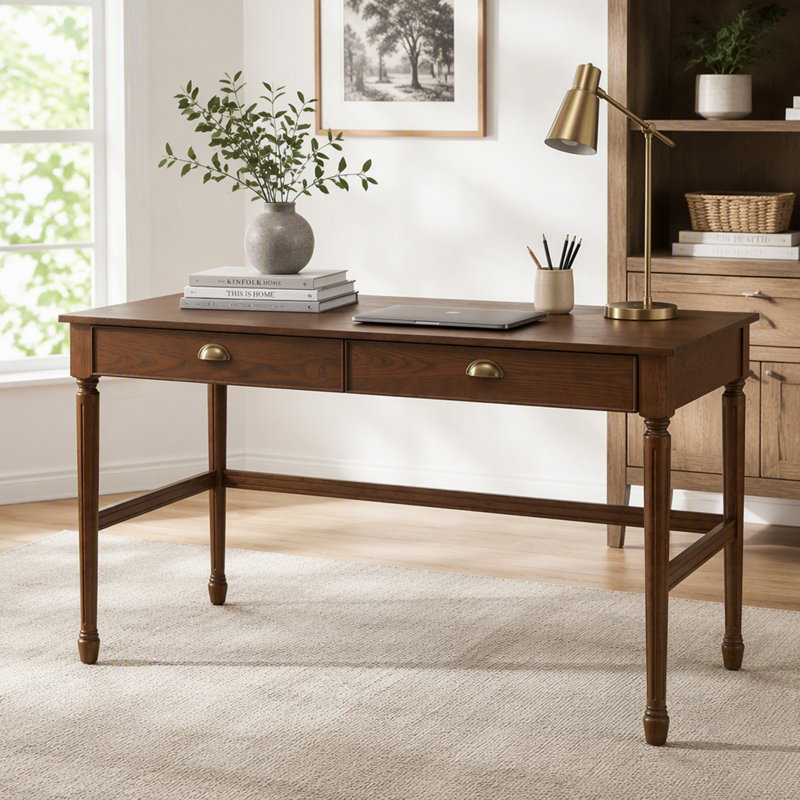 Bureau pour bureau à domicile avec prise de recharge intégrée, grand espace de rangement et design élégant en bois pour espaces de travail et d'étude modernes.