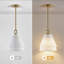 Luminaire suspendu festonné en tissu à finition laiton