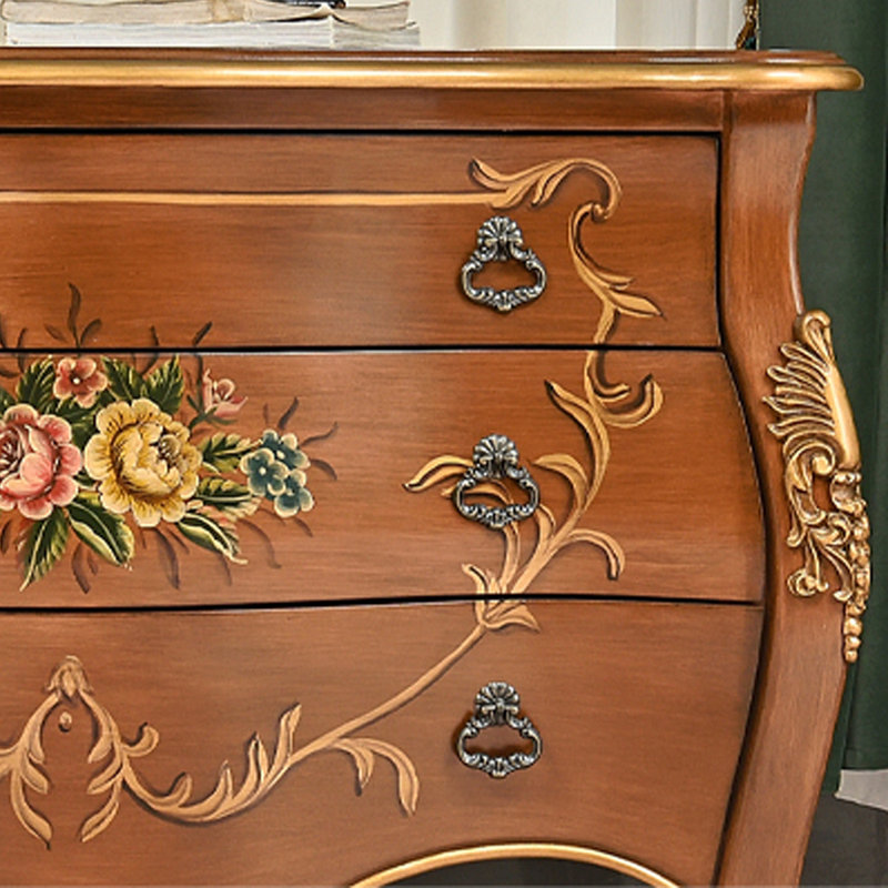 Coffre d'appoint en bois de grande capacité dans le salon. Commode d'appoint