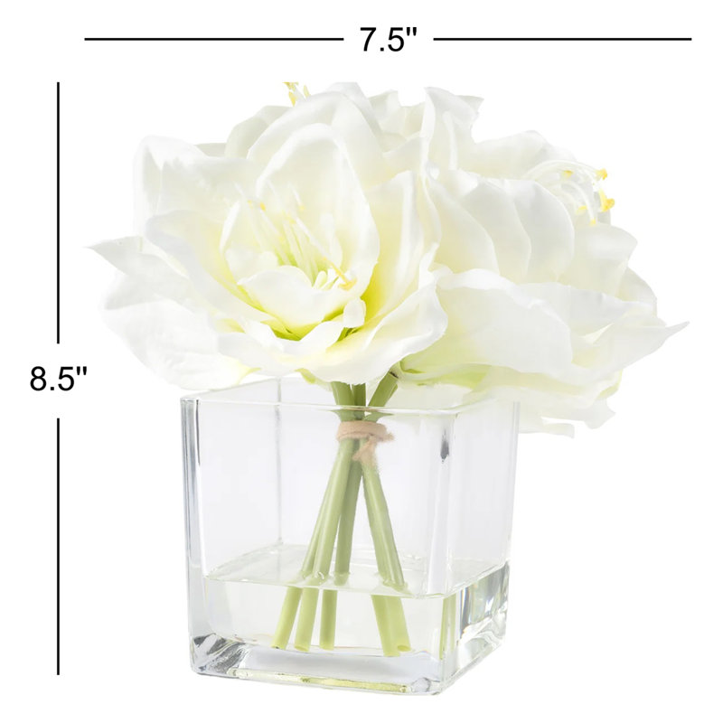 Arrangement floral de lys dans un vase