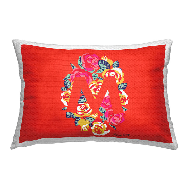 Coussin décoratif floral imprimé à motif de lettre M par Hannah Louise Byatt