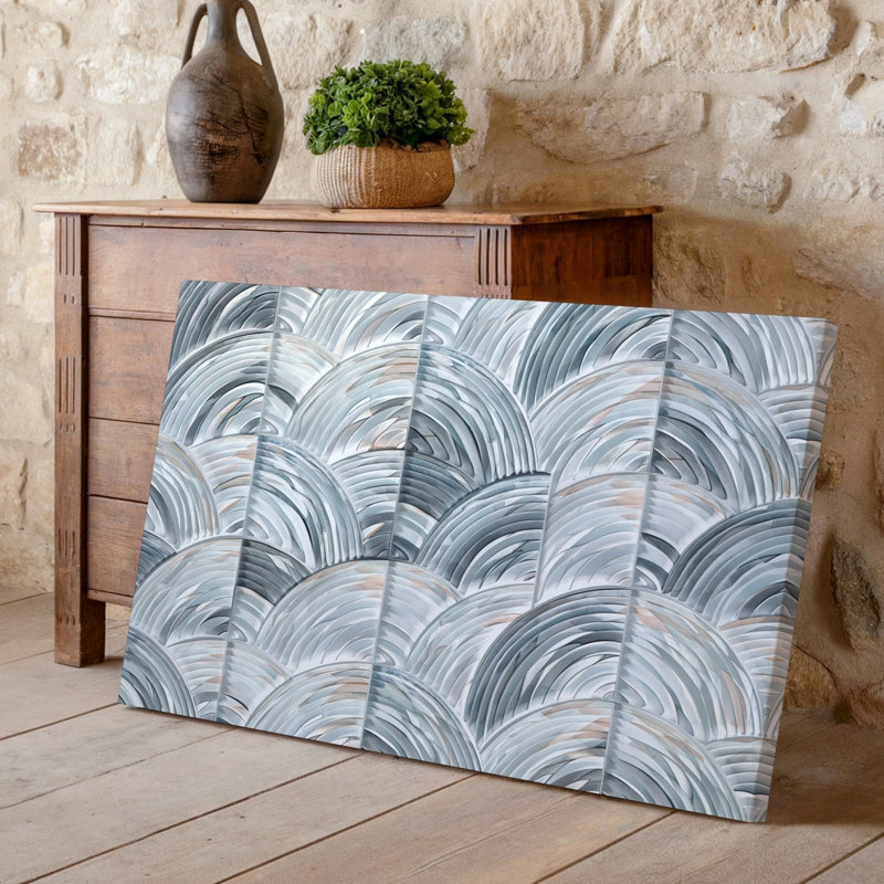 La toile crée un motif géométrique sans soudure avec des vagues entrelacées ressemblant à des formes, rendues dans des tons pastel doux de blanc et d'art mural sur toile