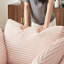 Chaise longue une place en velours côtelé rose, sans montage, toucher doux, idéale pour se détendre à la maison. Style moderne, collection printemps, parfaite pour le salon.