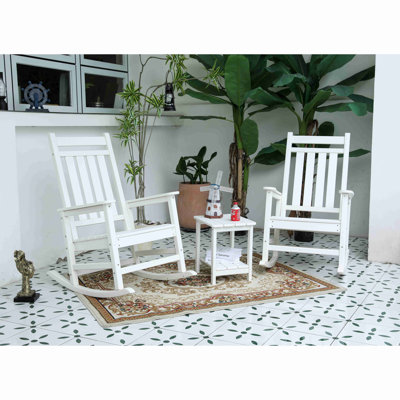 Ensemble de chaises berçantes toutes saisons avec table d'appoint, ensemble de chaises berçantes 3 pièces à texture de bois (comprend 2 chaises berçantes et 1 table)