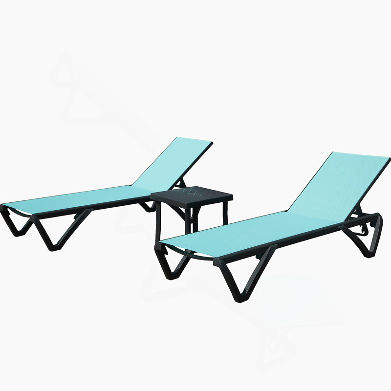 Ensemble de chaise longue d'extérieur inclinable avec dossier réglable, table d'appoint et roulettes pour une détente confortable dans divers environnements extérieurs