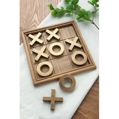Jeu de tic-tac-toe en bois avec pièces dorées