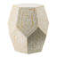 Tabouret hexagonal Capiz avec une structure à multiples facettes et une géométrie intrigante, parfait pour un décor moderne et une utilisation polyvalente.