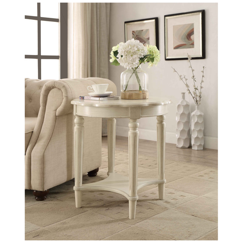Table d'appoint ronde blanche antique avec pieds tournés et étagère inférieure