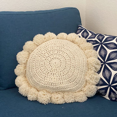 Coussin décoratif 18 pouces beige Boho, tricoté à la main avec pompon pompon pour la décoration intérieure