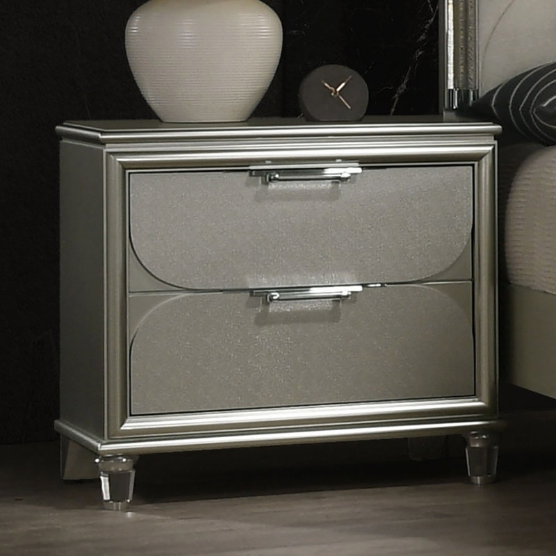 Classique, contemporain, argent, table de chevet, panneaux, glissières latérales en métal, table anglaise à 2 tiroirs avec pieds avant en acrylique et tiroir doublé de feutre pour la chambre à coucher