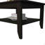 Table basse, quatre pieds, une tablette