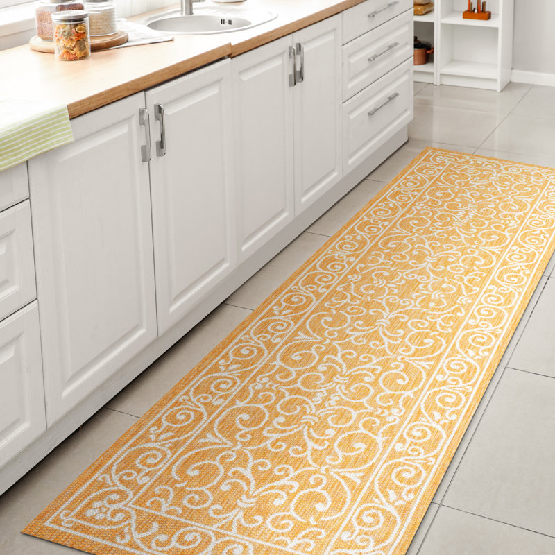 Tapis d'intérieur / extérieur jaune tissé texturé Debbe, Tapis de couloir 2 pi 2 po x 8 pi