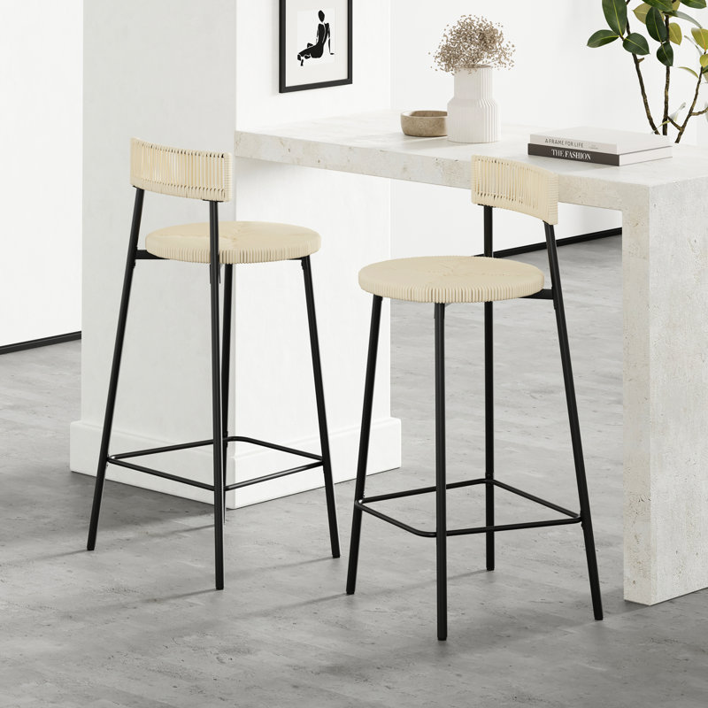 Ensemble de 2 tabourets de bar en corde de papier tressée à la main. Chaises de bar décoratives pour la maison. Structure en métal noir, siège blanc crème. Polyvalents et faciles à installer, surtout dans un restaurant.