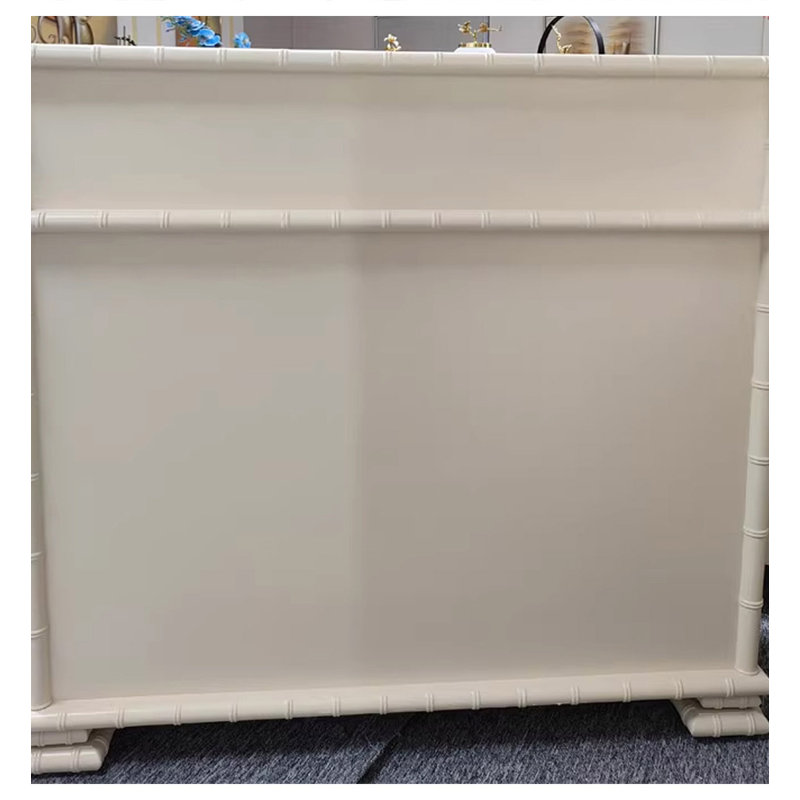 Armoire à chaussures de couleur crème avec des accents de bambou