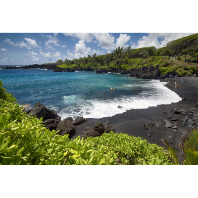 " Black Sand Beach "