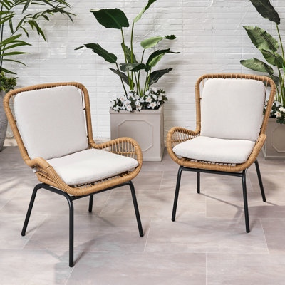 Fauteuils bruns près de la piscine - Tabourets élégants et chaises compacts pour les repas