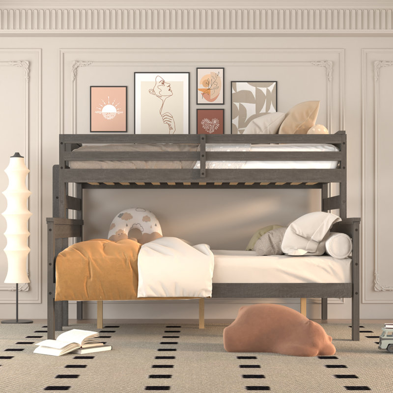 Lit simple superposé au-dessus de grand lit simple avec échelle