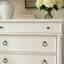 Commode haute Rowy, 5 tiroirs avec boutons en étain, blanc antique