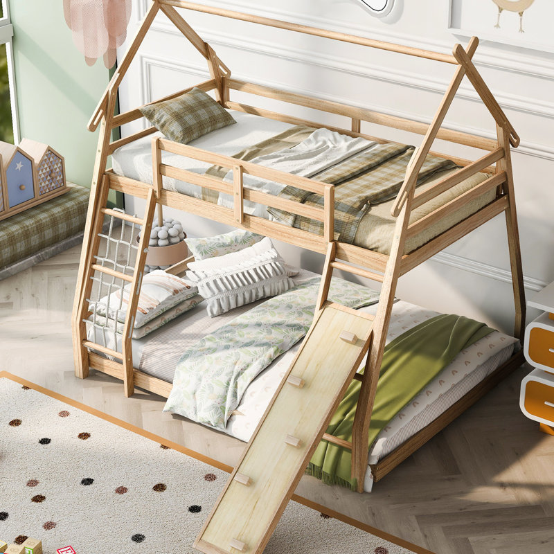 Lit superposé simple au-dessus d'un grand lit avec filets d'escalade et rampe