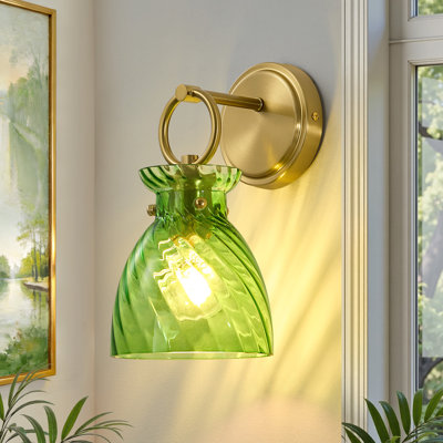 Applique murale moderne 1 lumière dorée avec abat-jour en verre rayé vert