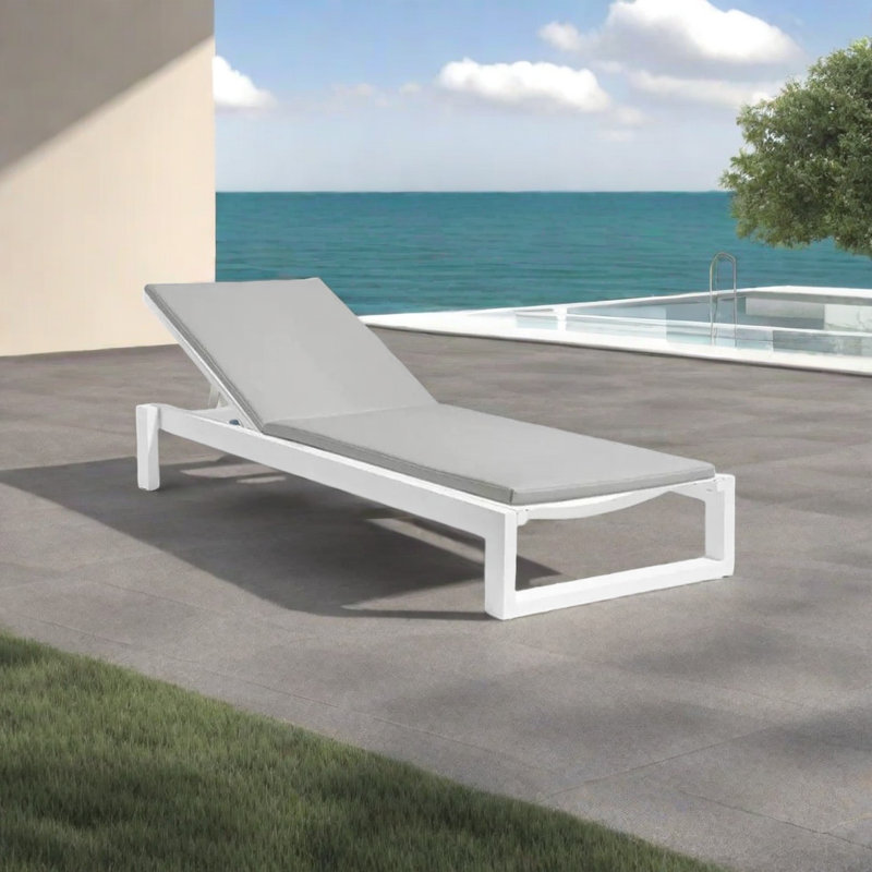 Chaise longue d'extérieur en bois Latroyia, Blanc