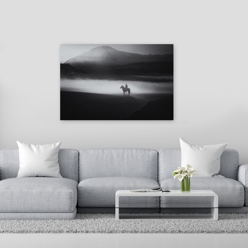 Cavalier solitaire dans la brume - Tableau abstrait contemporain dramatique représentant un cheval dans un paysage de montagne