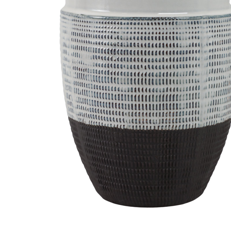 Vase texturé, gris, H 18 po x l 8 po x P 8 po