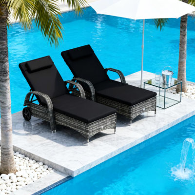 Chaises longues d'extérieur à roulettes, ensemble de 2, dossiers inclinables, coussins confortables, oreiller, structure en PE et acier pour terrasse ou piscine, roulettes pour un déplacement facile, cinq positions d'assise, tissu tropical tissé à la main
