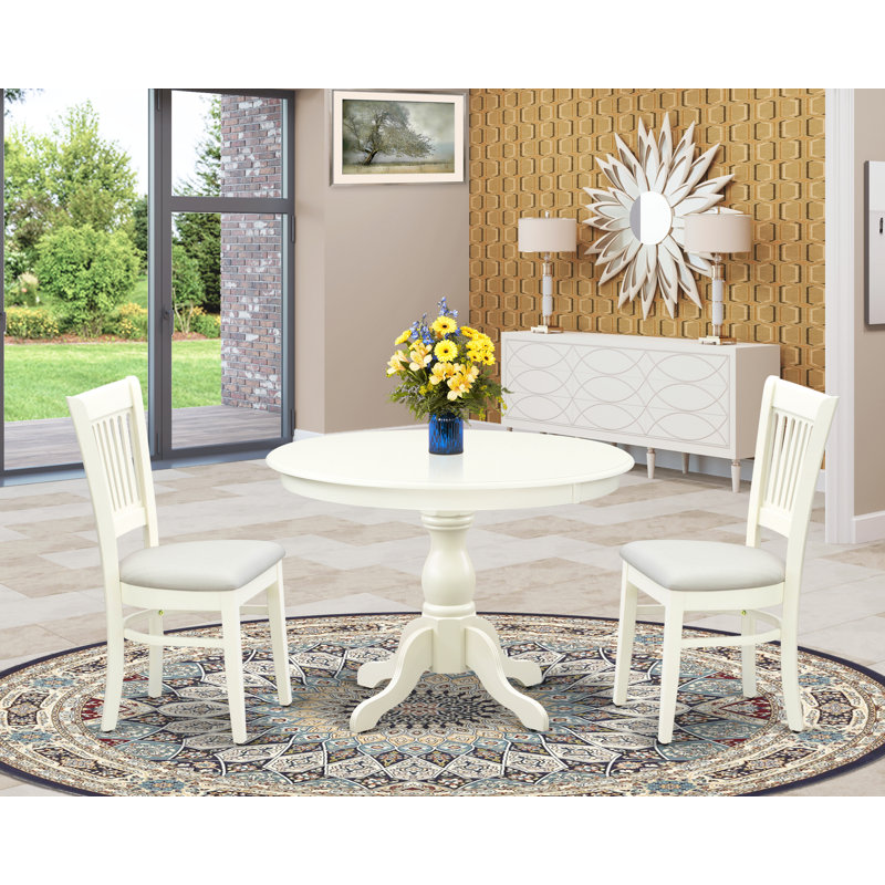 L'ensemble de salle à manger 3 pièces comprend une table de salle à manger ronde avec piédestal et 2 chaises en tissu de lin, blanc lin