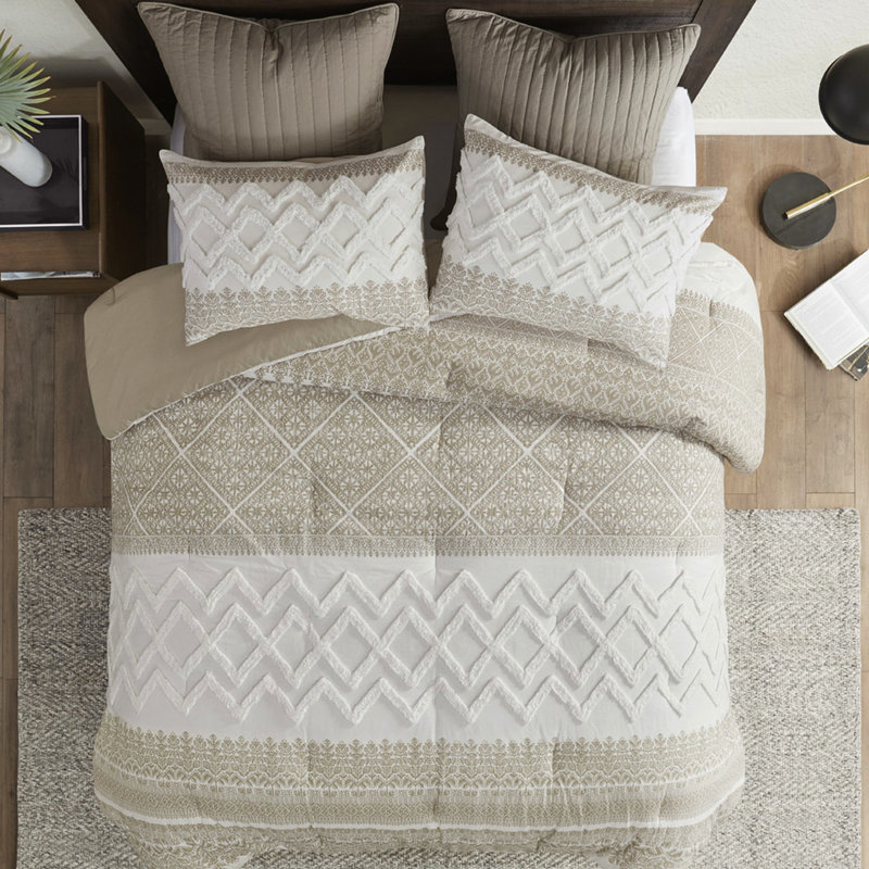 Ensemble d'édredon 3 pièces en chenille double / grand. Coton. Imprimé taupe. . 2 taies décoratives incluses. . Coton double / grand lavable à la machine avec capitonnage. Rembourrage. Taies décoratives. Une expérience de sommeil confortable