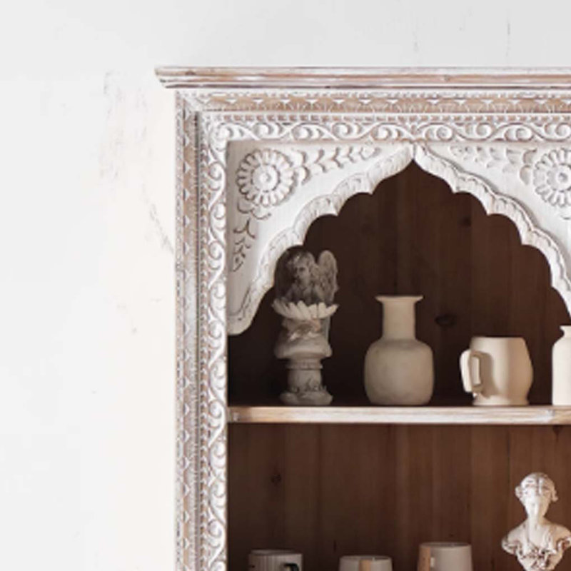 Vitrine sculptée de style champêtre français