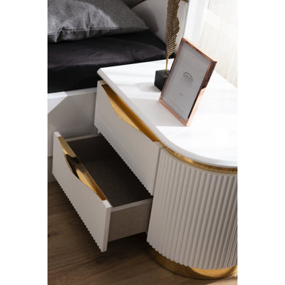 Élégante table de chevet 2 en blanc avec décorations dorées pour la beauté de la chambre à coucher Armoire spacieuse 2 tiroirs - et aspect doré