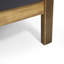 Table basse moderne en bois et moderne avec tissage en corde souple et détails d'eau avec des différences brillantes