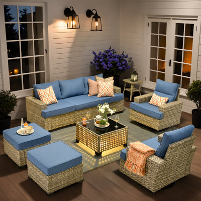 Canapé d'extérieur en rotin tissé avec table de bout lumineuse et fauteuil pivotant