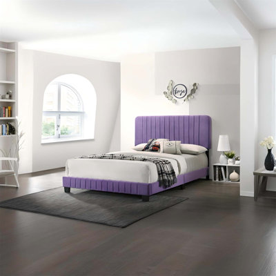 Élégant lit contemporain en velours mauve éclatant, combinant élégance et confort pour une expérience de sommeil luxueuse.