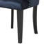 Élégante chaise d'appoint en velours bleu marine avec dossier et inclinée pour la salle à manger, une configuration luxueuse