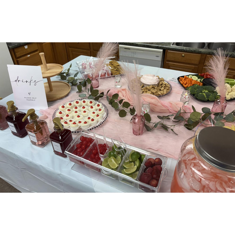 Plateau de service transparent à 5 compartiments pour condiments avec couvercle à charnière et ustensiles de service pour buffets et traiteurs.