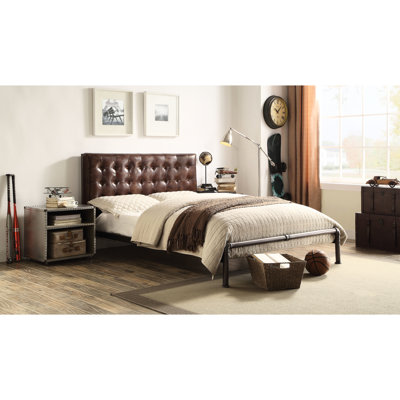 Grand lit en cuir brun - plateforme avec tête de lit à boutons et matelas en mousse de style rétro d'une hauteur de 42 po