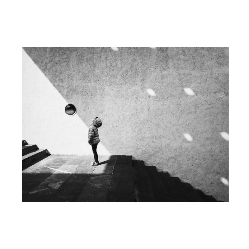 «Aleksandrova Karina Child Peeking Downstairs», art sur toile, H 14 po x l 19 po