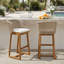 Ensemble de 2 tabourets de bar d'extérieur en bois d'acacia avec finition en teck, coussins beiges et dossiers en osier brun clair