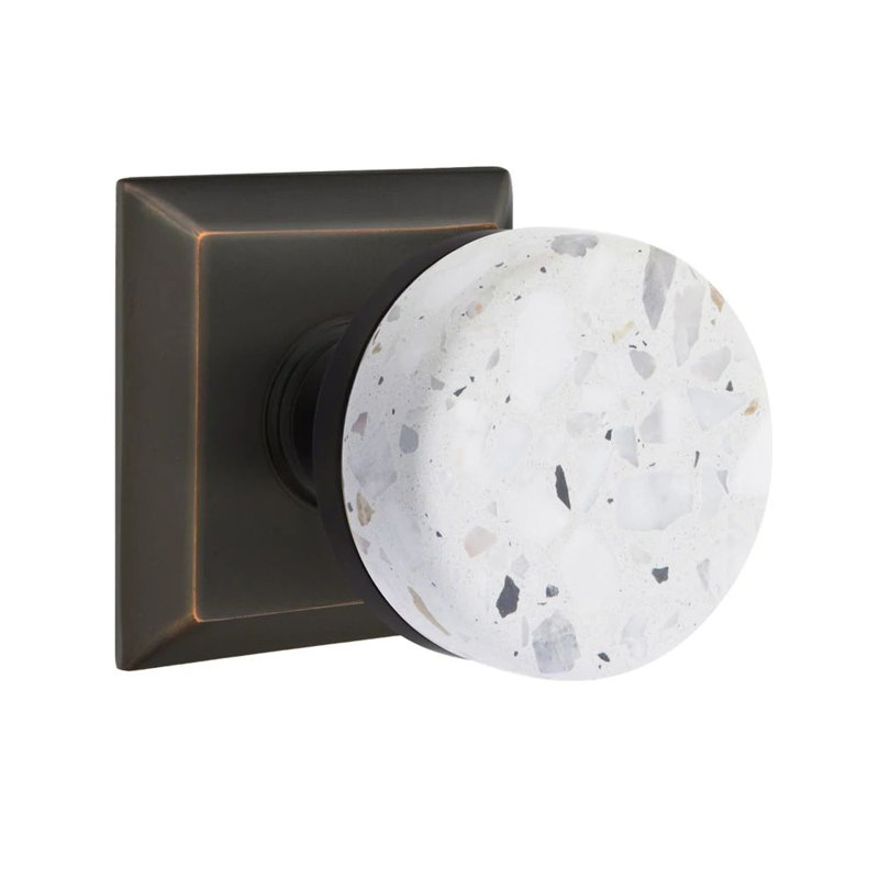 Mortaise intérieure Emtek Select Passage avec rosette Quincy et tige conique, bouton Terrazzo clair (droite)