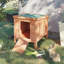 Cage d'extérieur pour lapins - Construction en bois avec toit résistant aux intempéries, pouvant accueillir plusieurs animaux. Ouverture facilitant l'accès aux animaux.